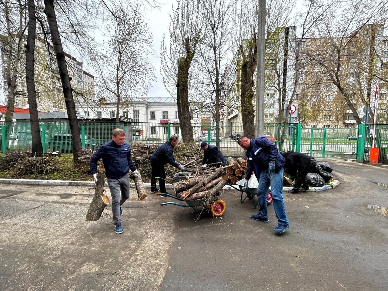 Традиционный субботник Министерства социальной политики Свердловской области  прошел в доме ребенка :: Новости :: Официальный сайт Министерства  социальной политики Свердловской области